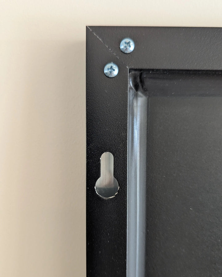 Detail van het slanke frame van de Form No.1 passpiegel