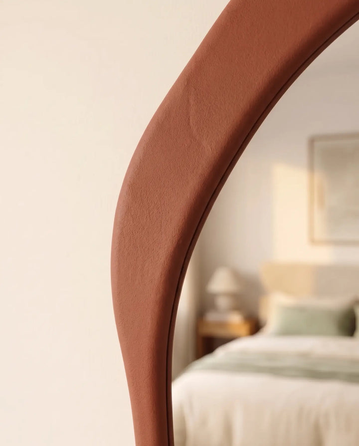 Detail van de matte terracotta afwerking van de Muse No.1 spiegel