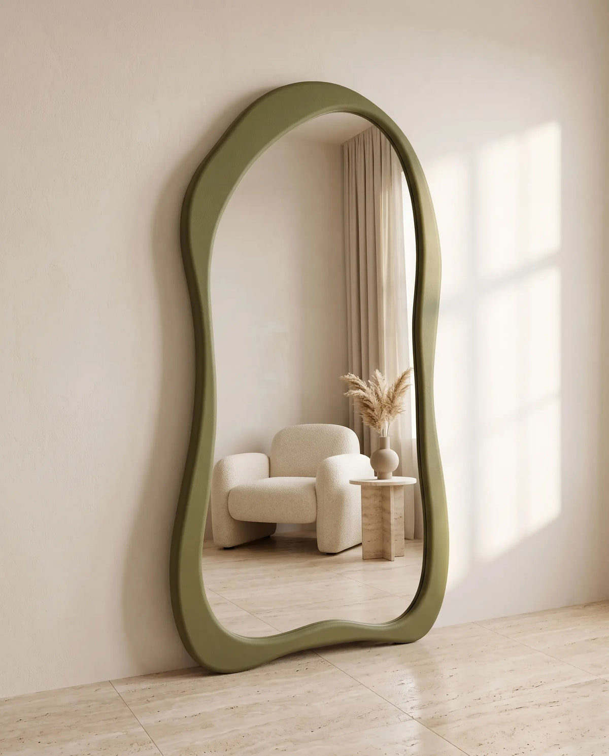 Muse No.1 organische spiegel in Olive Ash, schuin geplaatst in een lichte kamer