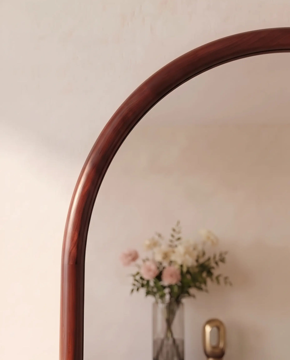 Detail van het walnoothouten frame van de Pure No.1 boogspiegel