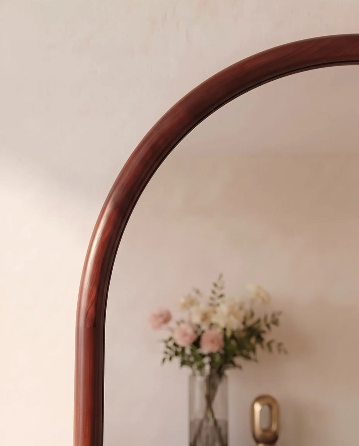 Detail van het walnoothouten frame van de Pure No.1 boogspiegel
