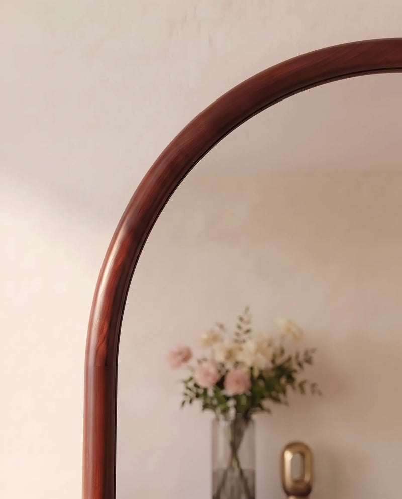 Detail van het walnoothouten frame van de Pure No.1 boogspiegel