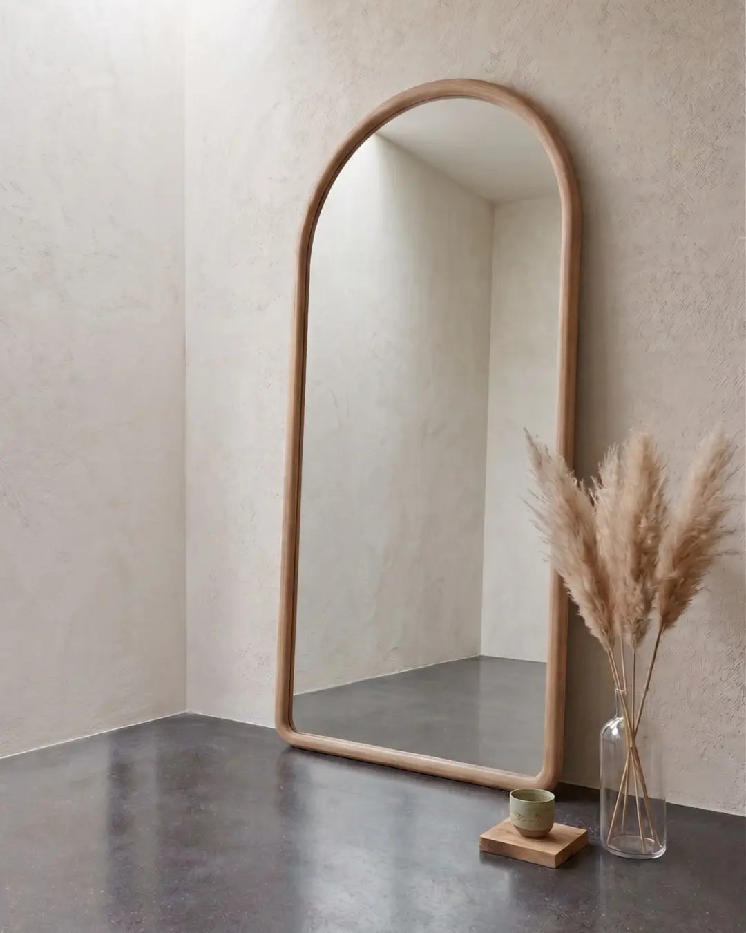 Pure No.1 houten boogspiegel 200x100 cm in licht hout in een Japandi interieur