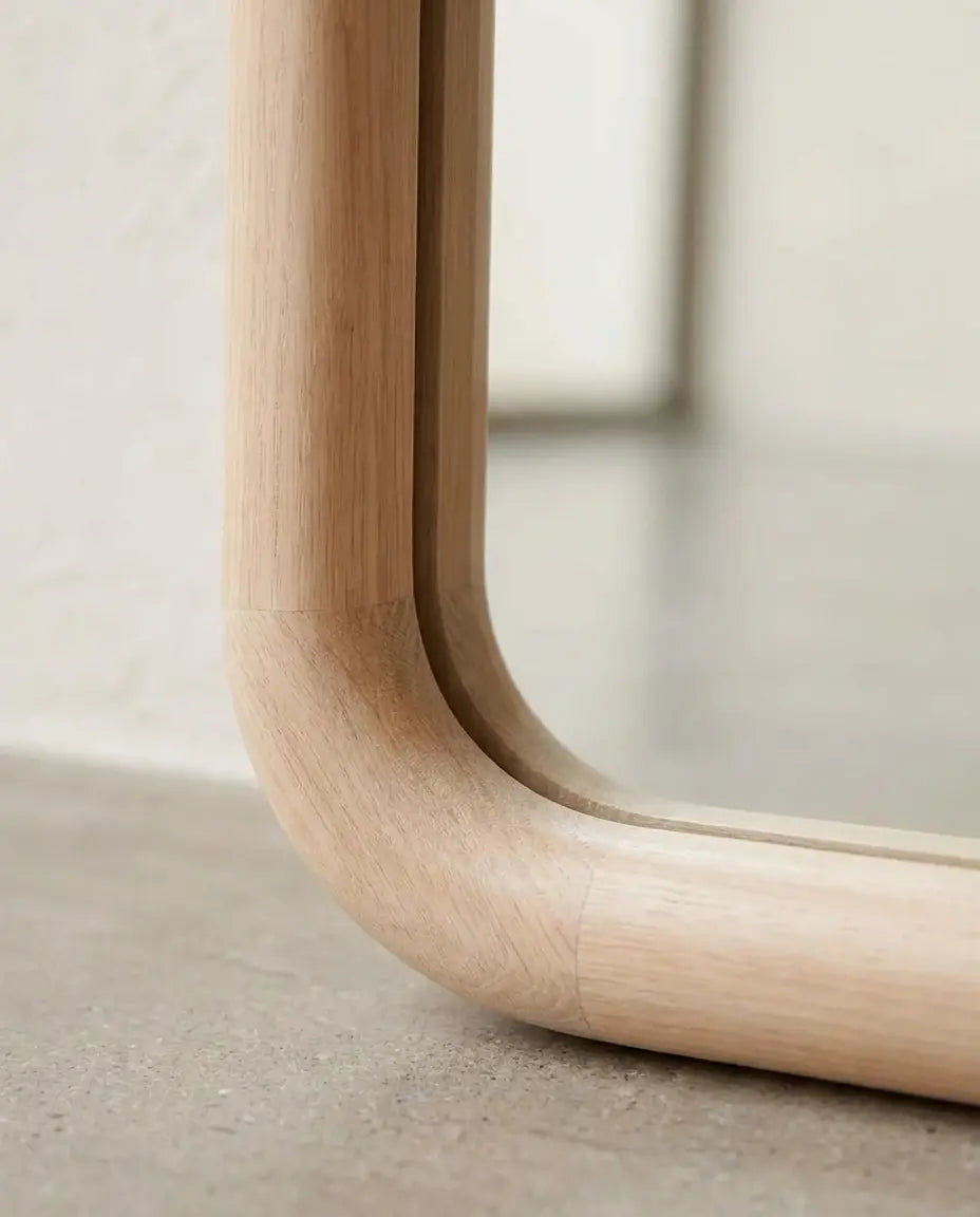 Detail van het lichte houten frame van de Pure No.1 boogspiegel