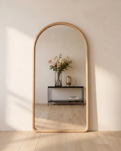 Pure No.1 houten boogspiegel 200x100 cm in licht hout, staand tegen een lichte muur