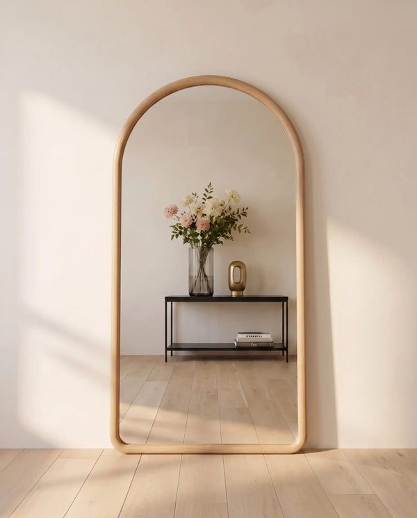 Pure No.1 houten boogspiegel 200x100 cm in licht hout, staand tegen een lichte muur