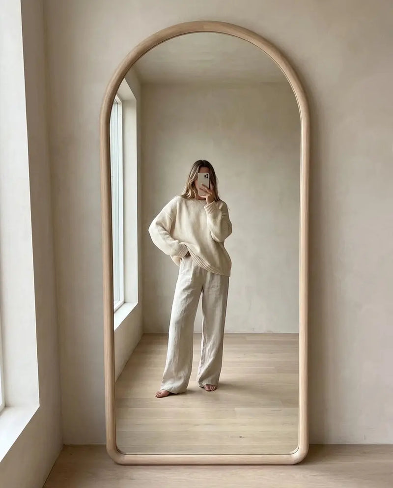 Pure No.1 boogspiegel van 200 cm in licht hout, op ware grootte in een interieur
