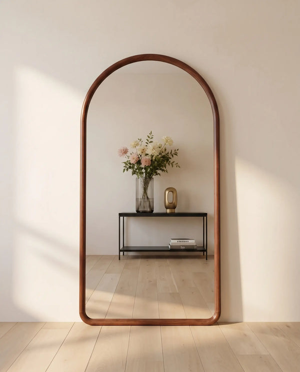 Pure No.1 houten boogspiegel in walnoot met daglicht op de muur