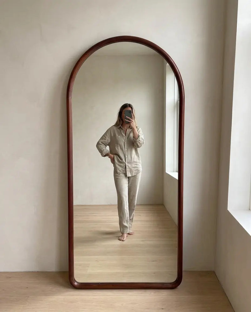 Pure No.1 boogspiegel van 200 cm in walnoot, op ware grootte in een interieur