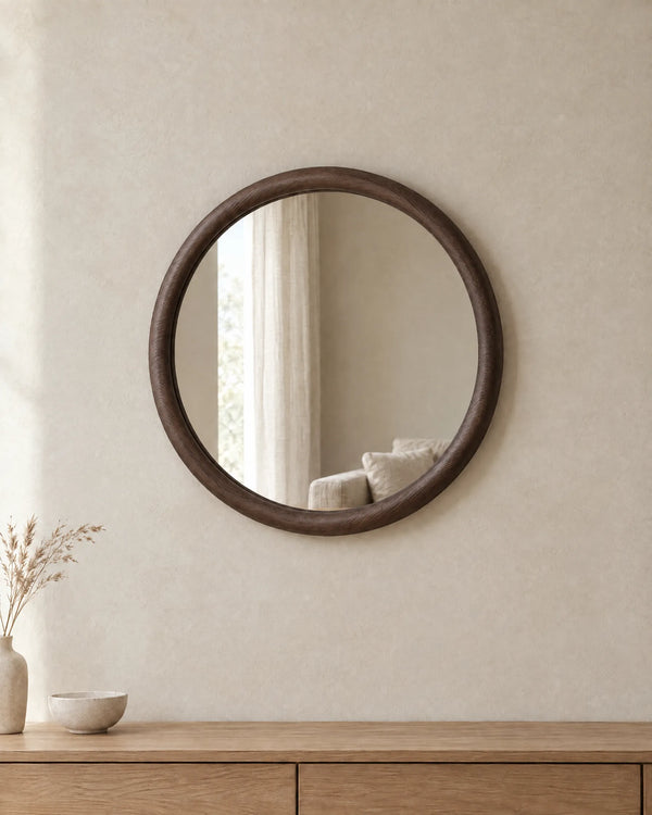 Halo ronde houten wandspiegel 80 cm boven een eiken dressoir