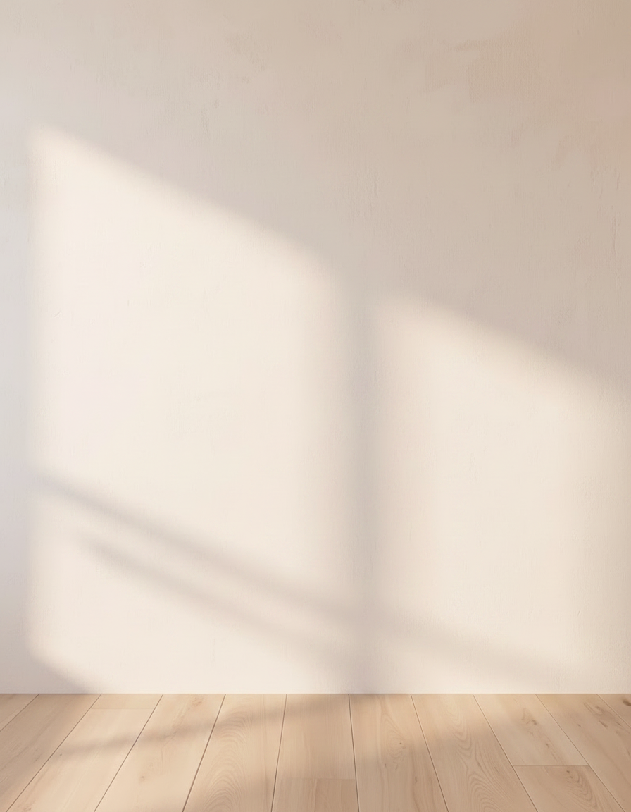 Dezelfde warme kamer met een lege muur, zonder spiegel