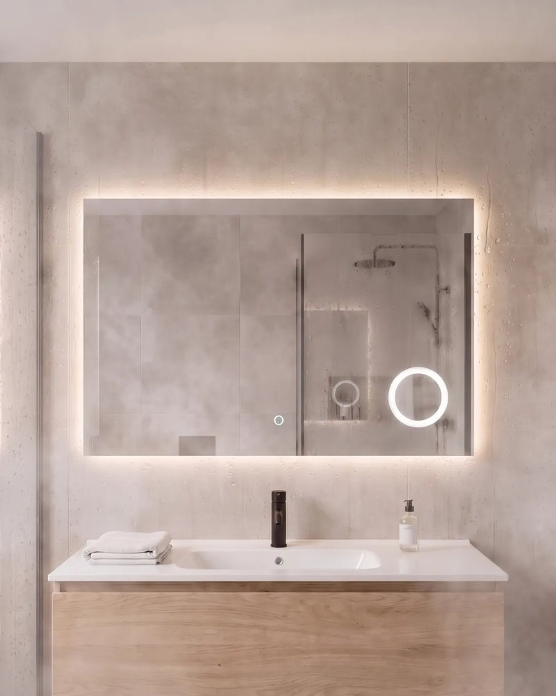 Lume Line badkamerspiegel met indirecte verlichting in een lichte badkamer met inloopdouche