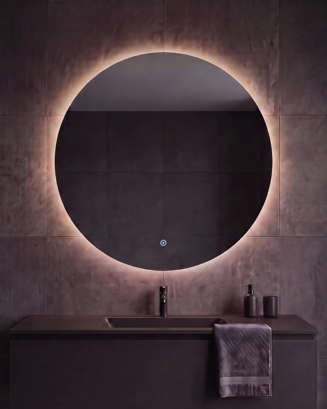 Lume Sol ronde badkamerspiegel met verlichting in een donkere badkamer met antraciet tegels