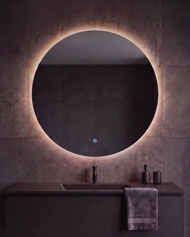 Lume Sol ronde badkamerspiegel met verlichting in een donkere badkamer met antraciet tegels