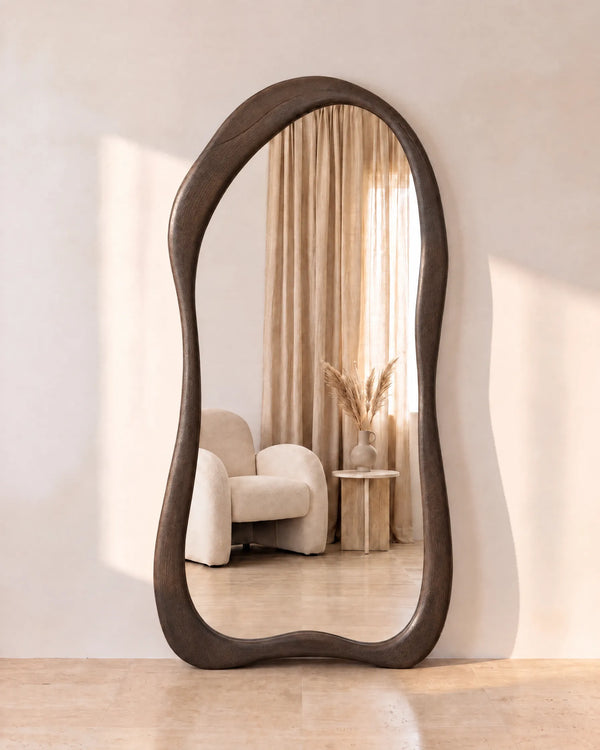 Grote organische Muse No.1 vloerspiegel in Walnut met fauteuil in de reflectie